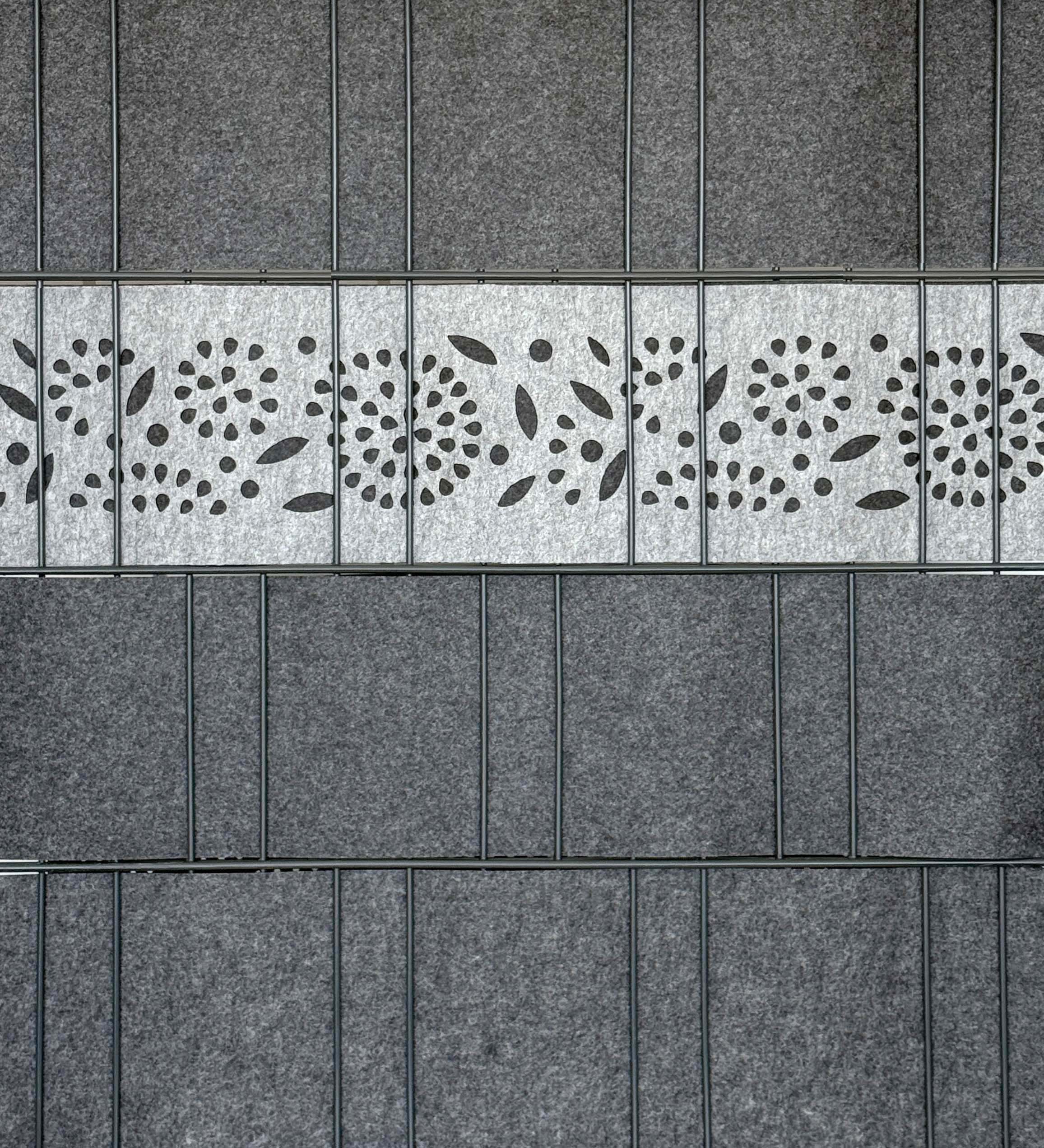Grauer Doppelstabmattenzaun mit mittig eingesetztem Zaundruck Venezia Flower Laser Sichtschutz-Einzelstreifen, 2,60 x 0,19 m, perforiertes Blumenmuster als dekorativer Akzent