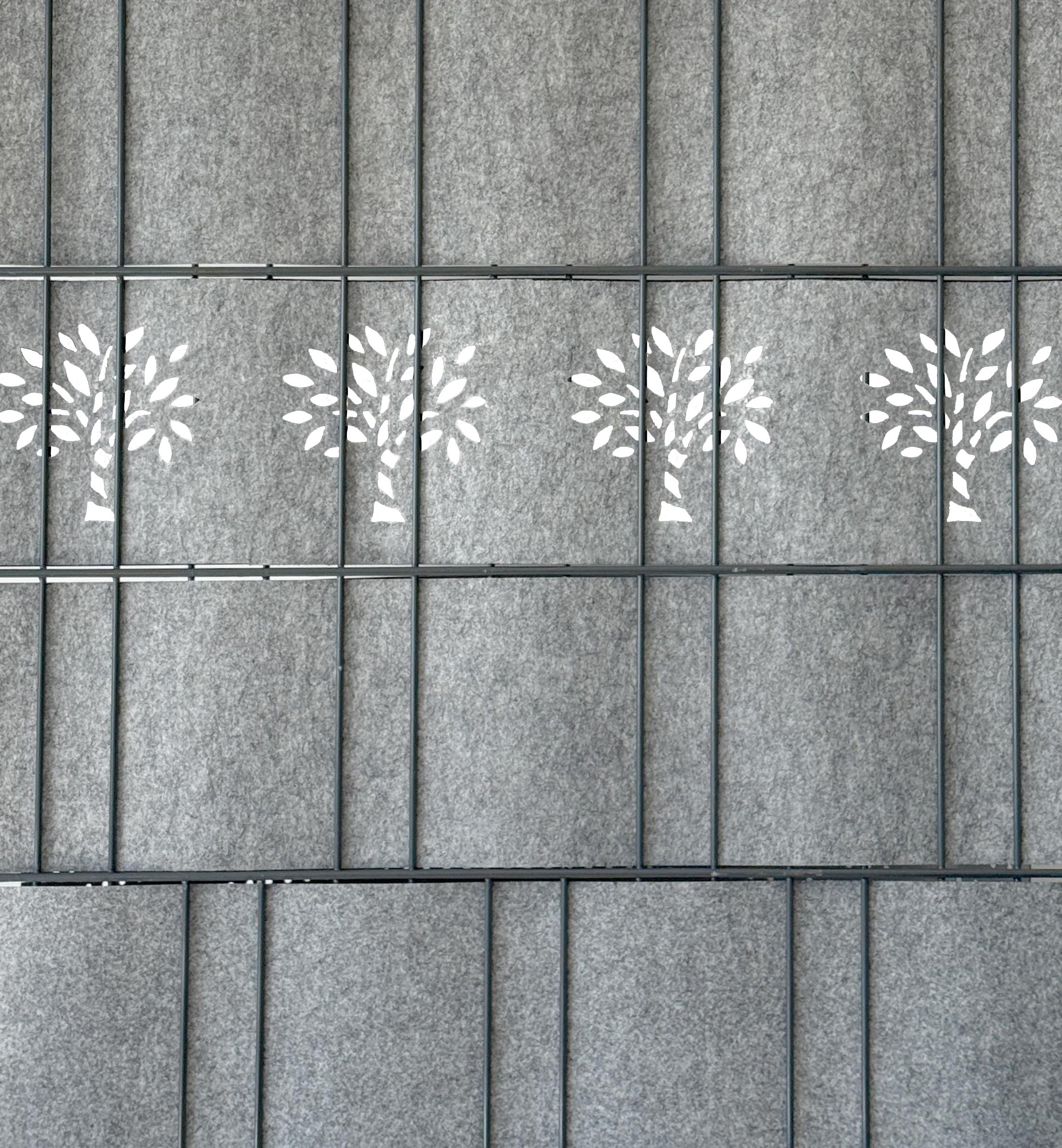 Grauer Zaundruck Sichtschutz „Venezia Tree“ als einzelner Streifen 2,60 m x 19 cm, gelaserte Baum-Motive durch Perforation im Doppelstabmattenzaun, ideal zur Kombination mit einfarbigen Streifen
