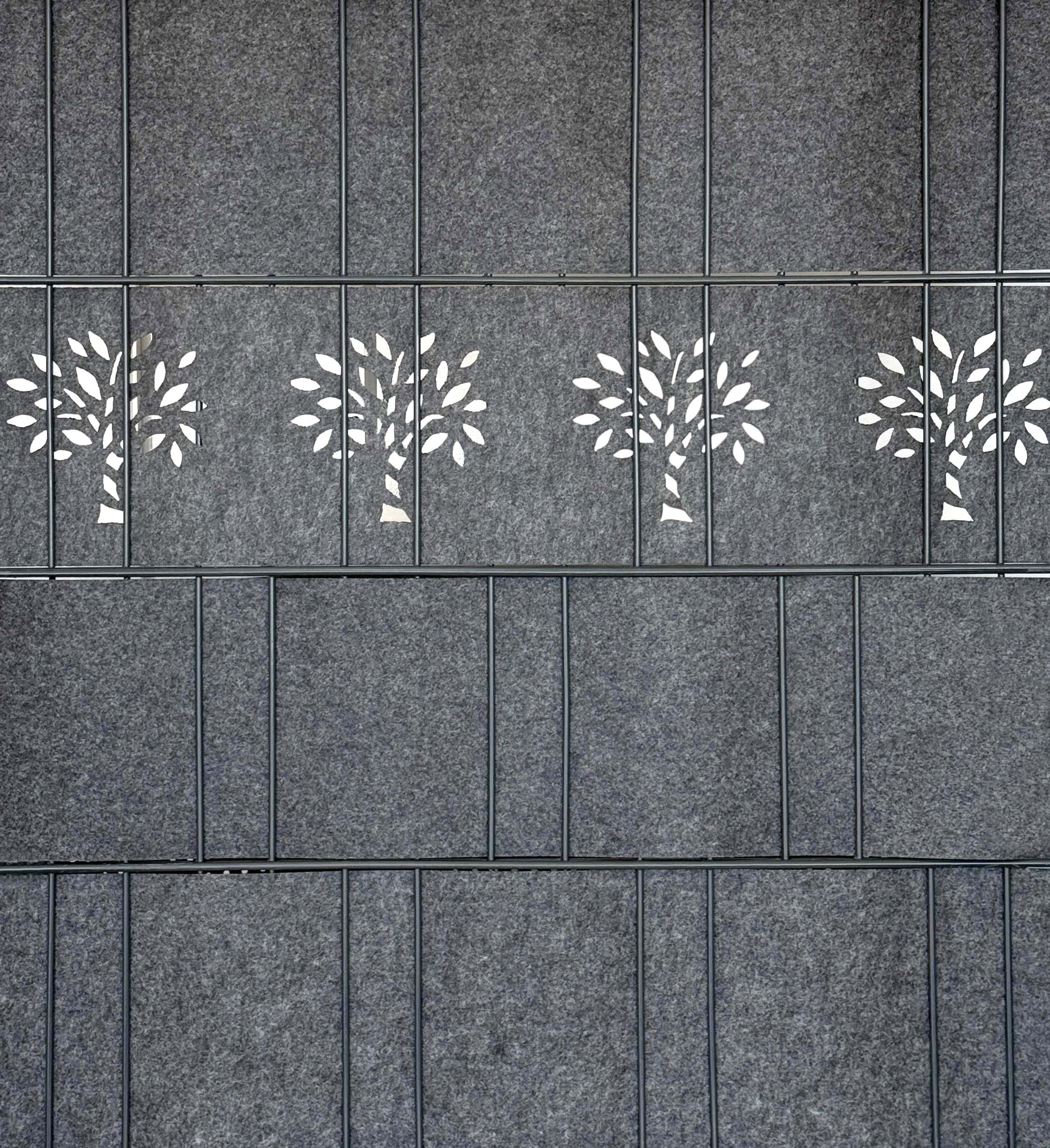 Detailansicht Florenz Tree Einzelstreifen von Zaundruck: gelaserter Sichtschutzstreifen aus Vlies mit Baum-Perforation für Doppelstabmattenzäune, 2,60 m x 19 cm