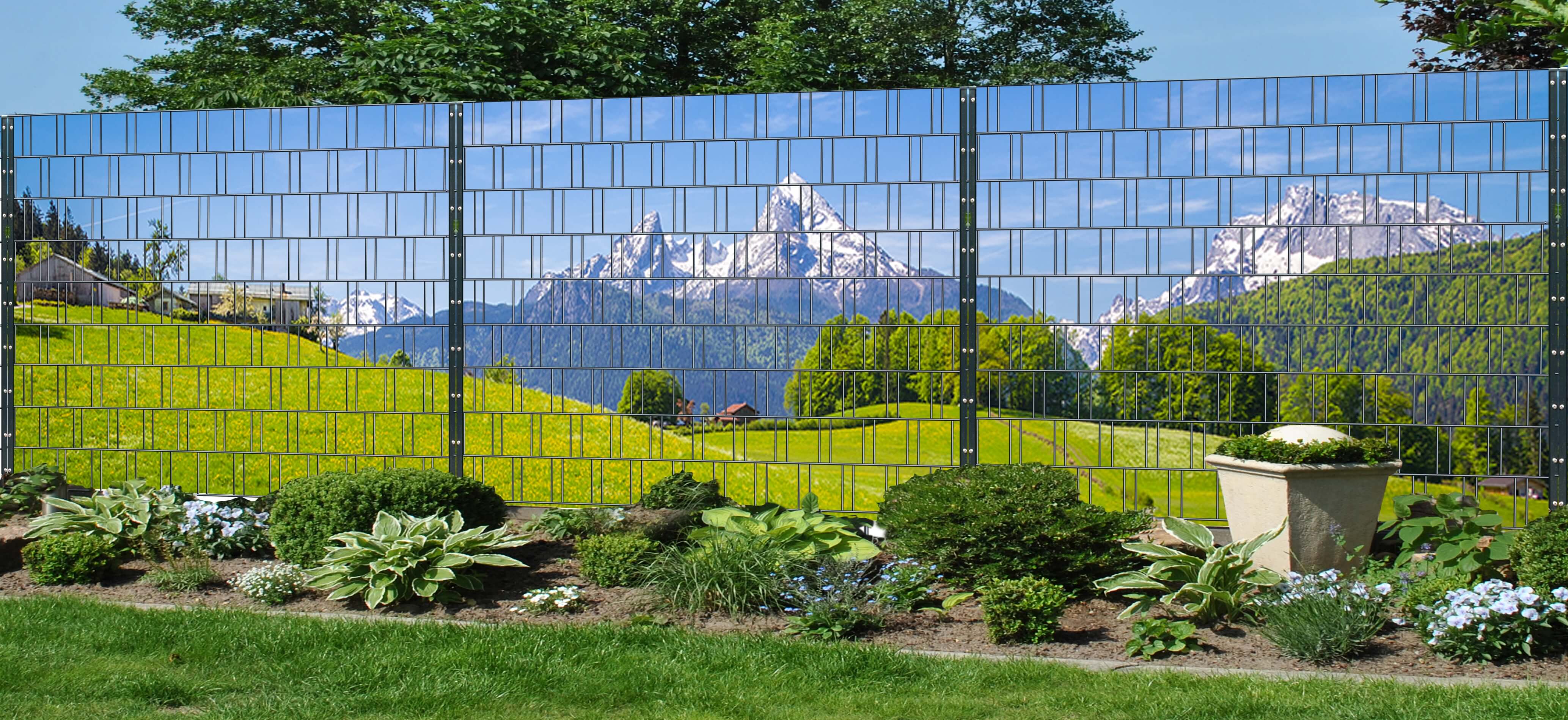 Alpen Panorama XXL – der bedruckte Sichtschutzstreifen ohne PVC für den Doppelstabmattenzaun.it Alpenpanorama und Bergmotiv im XXL-Format für Doppelstabmattenzaun im Garten