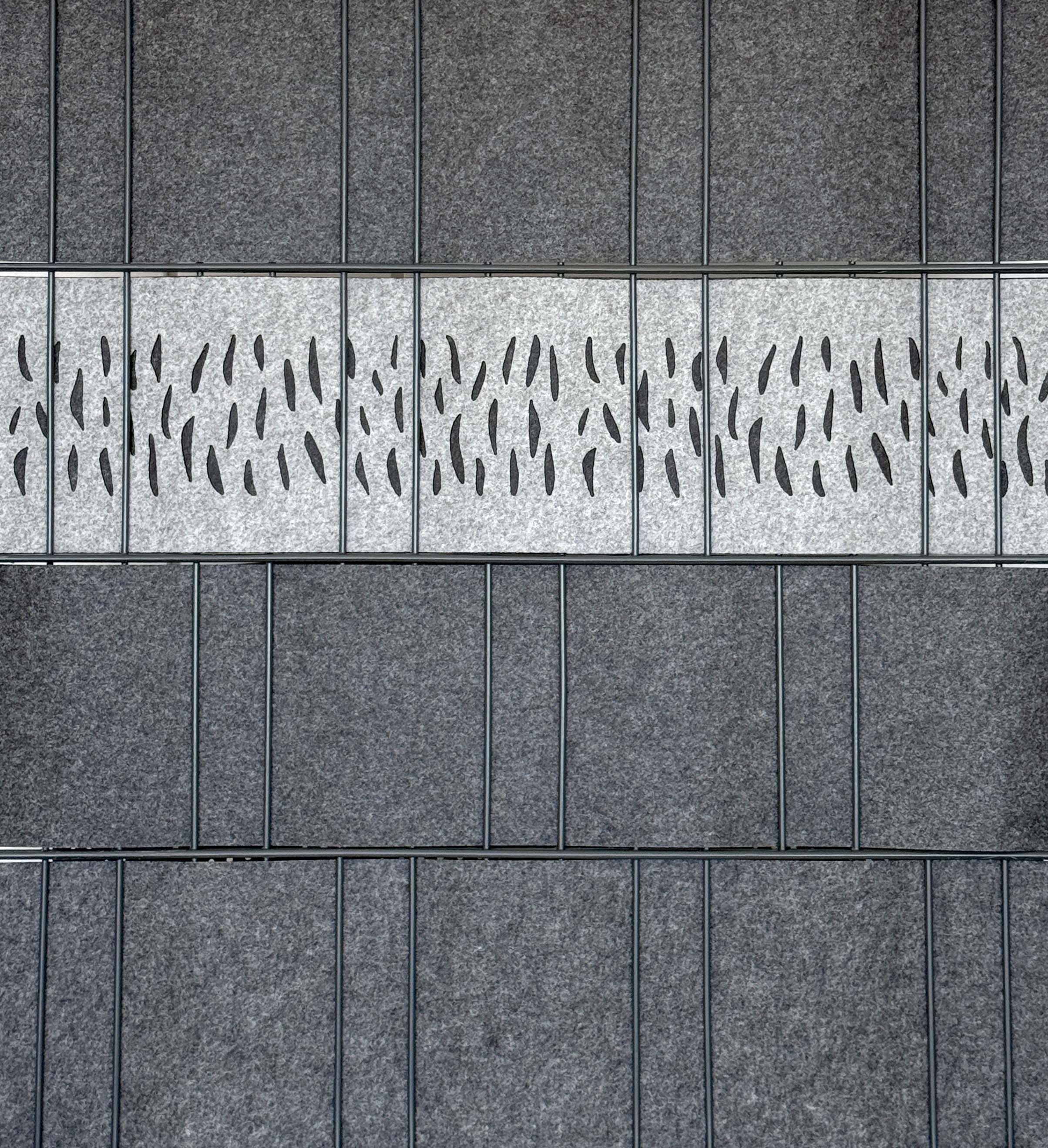 Grauer Zaundruck Sichtschutzstreifen Venezia Borke im Venezia Bubble Laserdesign als einzelner 2,60 m Streifen im Doppelstabmattenzaun, perforiert zur dekorativen Akzentsetzung im Gartenzaun