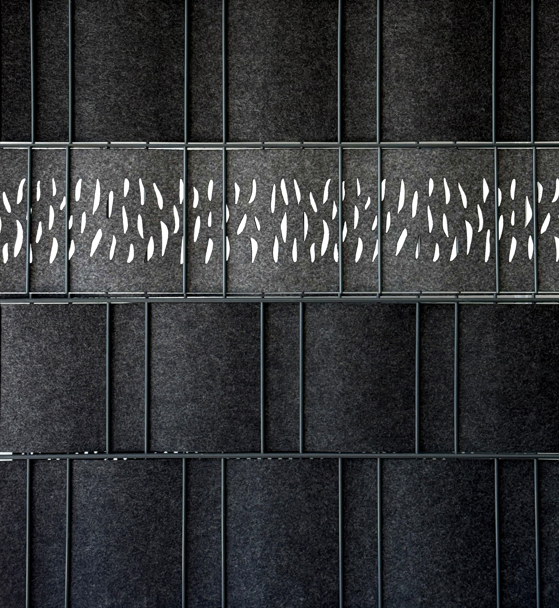 Detailansicht Zaundruck Florenz Borke/Bubble Sichtschutzstreifen, gelaserter Einzelstreifen mit perforiertem Muster in Doppelstabmatten-Gartenzaun, 2,60 m x 19 cm