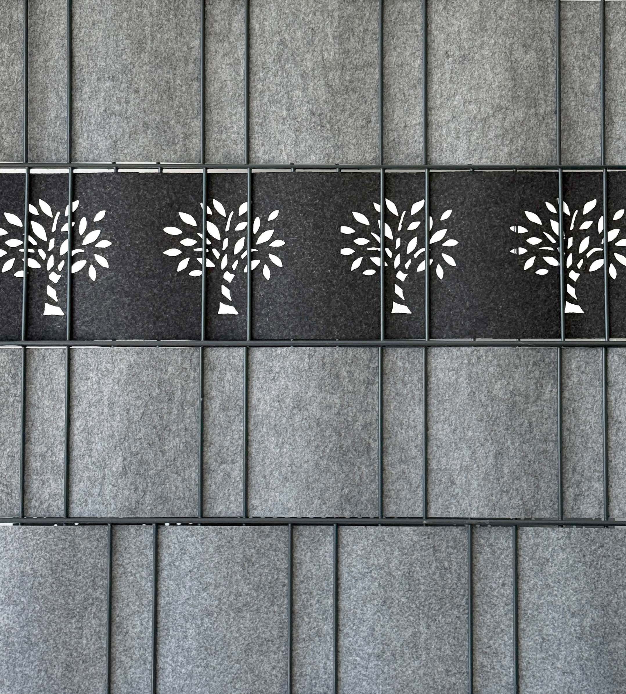 Detailansicht grauer Filz-Akustikpaneele mit schwarzem Mittelstreifen und weiß ausgestanzten Baum-Motiven
