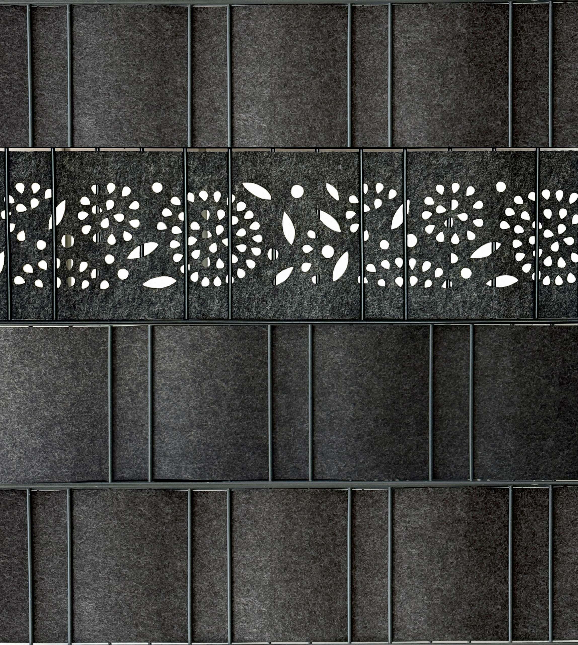 Milano Flower Laser Sichtschutz für Gitterzaun von Zaundruck, einzelner gelaserter Sichtschutzstreifen 2,60 x 0,19 m mit floralem Lochmuster zur dekorativen Akzentsetzung in Doppelstabmatten