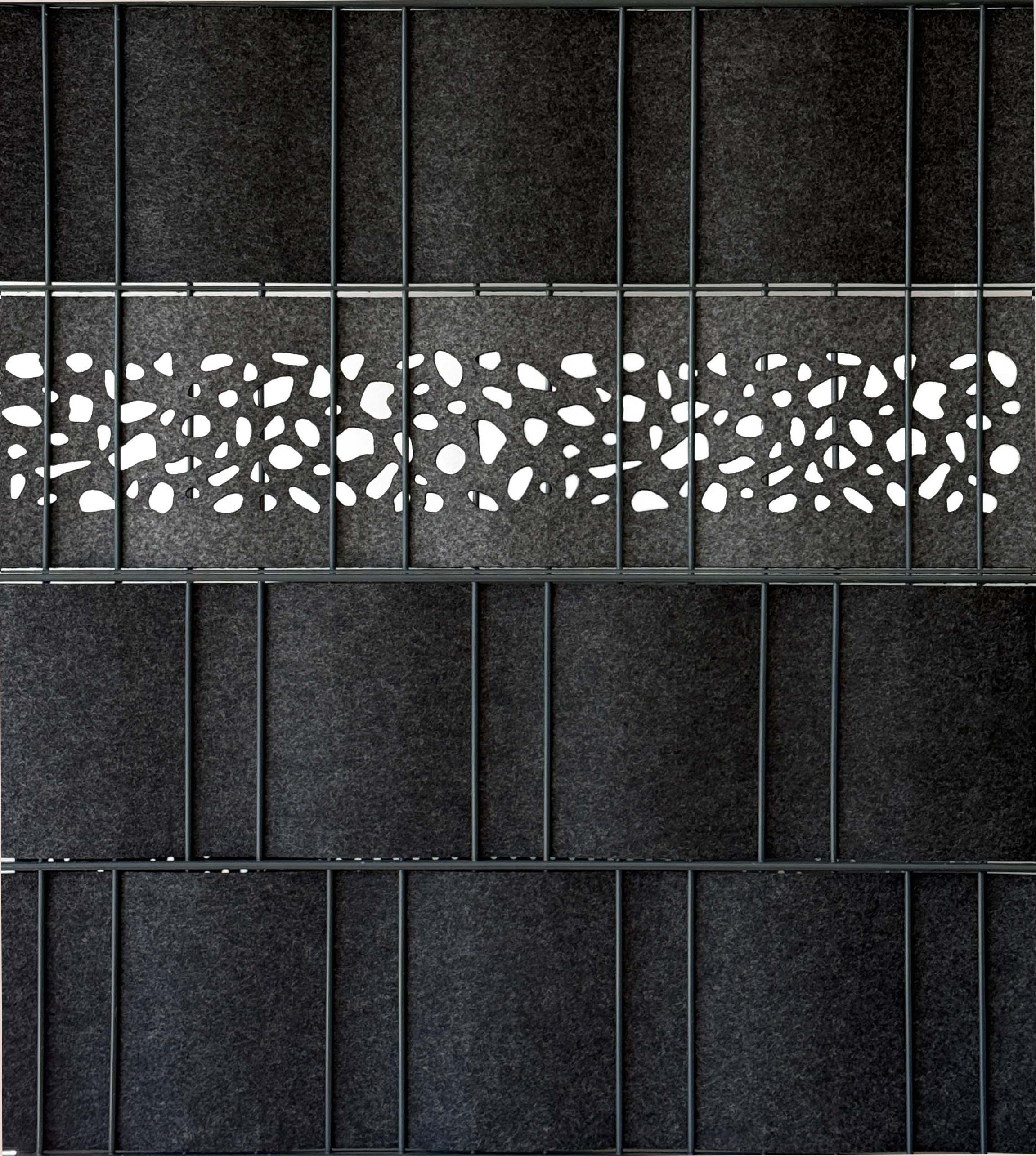 Dunkelgrauer modularer Akustik-Raumteiler aus Filz mit mittigem Streifen aus organischen Aussparungen in Metallrahmen