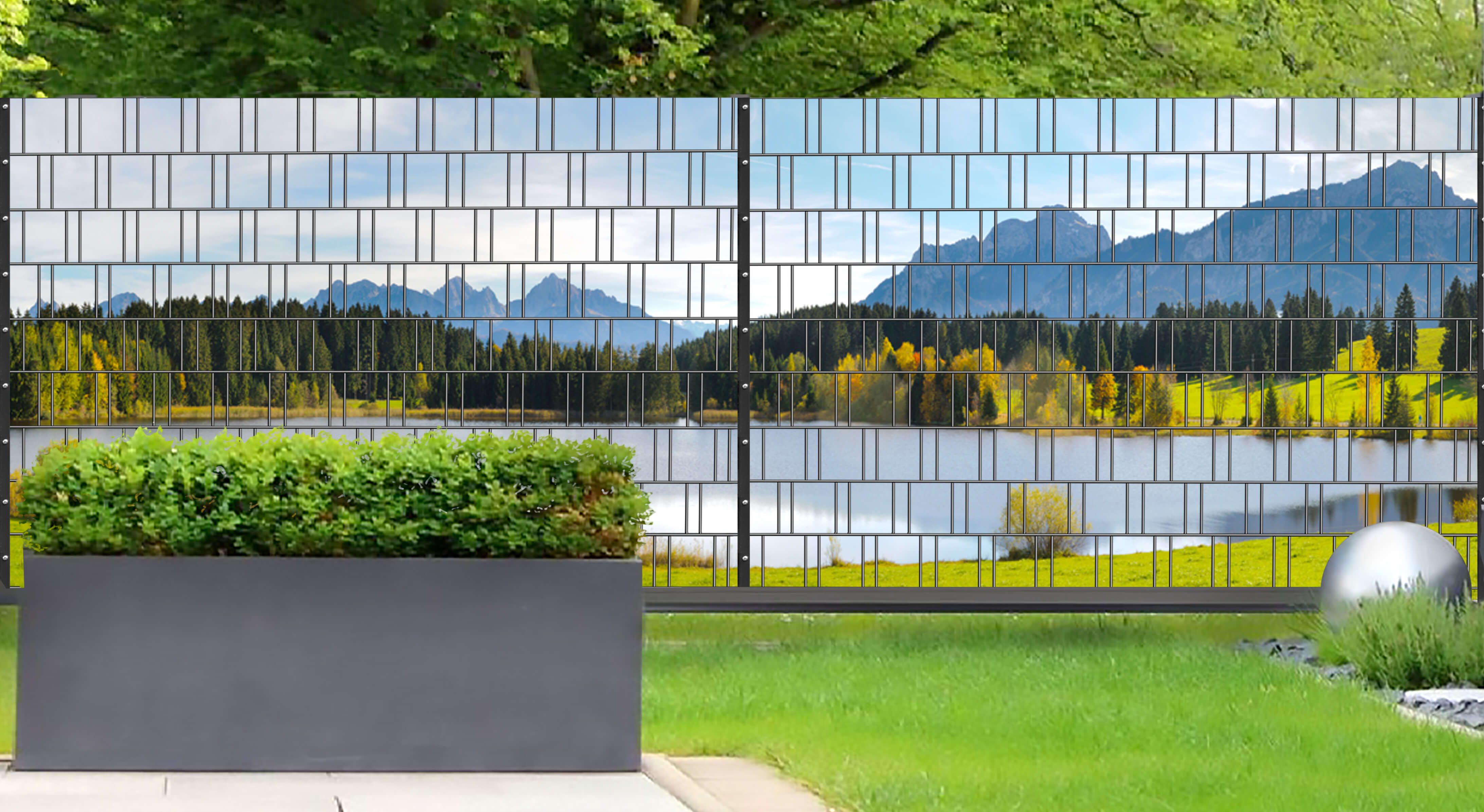 Bavaria Panorama XL – die PVC-freie Design-Zaunblende für den Doppelstabmattenzaun.hitektur, Bewuchs, Tor